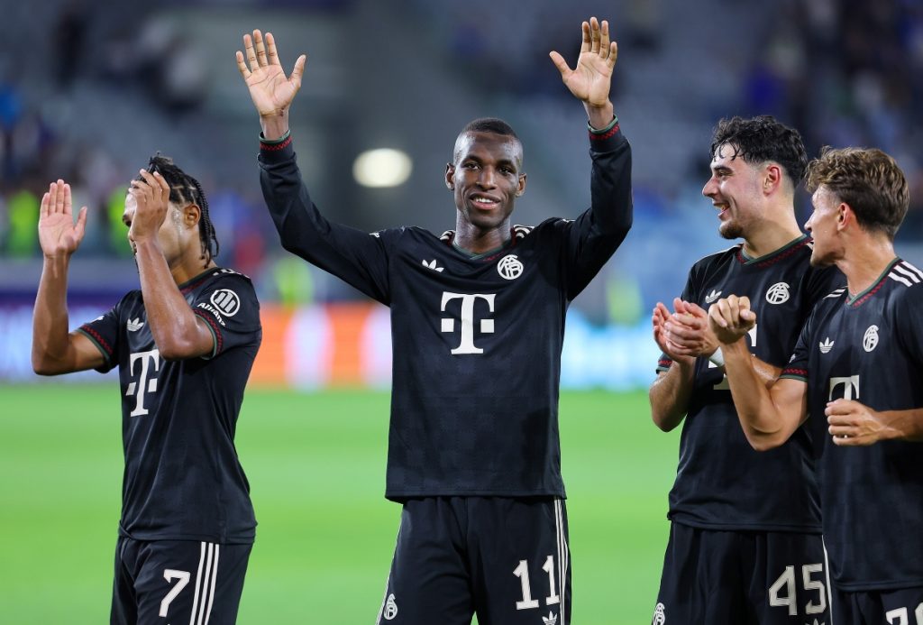 Nicolas Jackson (C) Bayern and teammates applaud their fans at the end of the UEFA Champions League league phase match between Pafos and Bayern Munich in Limassol, Cyprus, 30 September 2025. Bayern won 5-1. EPA/CHARA SAVVIDOU